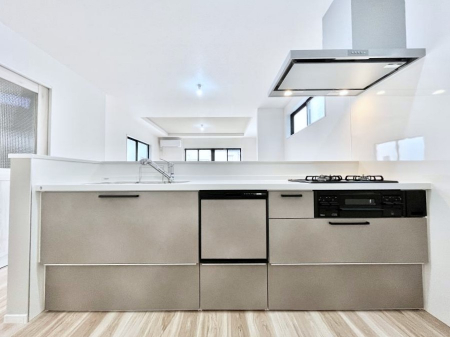 �L�b�`���@�����`Kitchen�`  ���r���O�����n����J�E���^�[�L�b�`���B  ���������Ȃ���Ƒ��ƃR�~���j�P�[�V�������Ƃ�邾���łȂ��A�傫�ȊJ���������邱�Ƃ��ł��܂��B  ���q�l�̐����������邱�Ƃ��ł��܂��ˁI