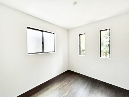 �q�������@�����`Bed Room�`�@�q�������͂��q�l�ɂƂ��đ�Ϗd�Ȗ���������܂��B�q����l�ŉ߂�����Ԃ�^���邱�ƂŁA�h���׋����Ԃ����R�Ƒ����܂����畔���̕Еt����|���Ȃǂ��������ƂɌq����܂��B