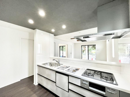 �L�b�`���@�����`Kitchen�`  ���r���O�����n����J�E���^�[�L�b�`���B���������Ȃ���Ƒ��ƃR�~���j�P�[�V�������Ƃ�邾���łȂ��A�傫�ȊJ���������邱�Ƃ��ł��܂��B���q�l�̐����������邱�Ƃ��ł��܂��ˁI