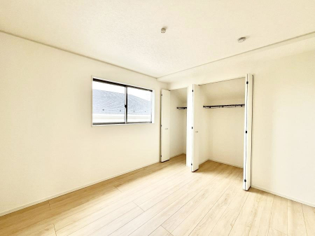 �Q���@�������Q�������`Bed Room�`  �S�����ɂ͎��[�N���[�[�b�g�������I���i�g���̂��m���⏬���͂������A�G�ߕ��̂��m���Ȃǂ���������Ɛ������ڂ����܂������܂��B  ������Ԃ��L���g�p�ł��܂��ˁB