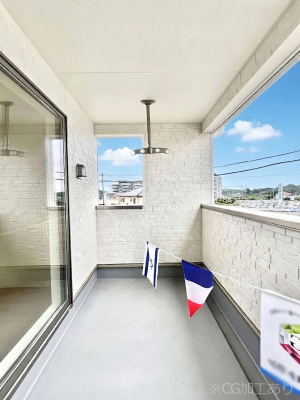 �o���R�j�[�@�������Q�������`Balcony�`�@�傫�ȋ�Ɉ͂܂ꂽ�C�����̂����ƁB�o���R�j�[��`�������ň��|�I�ȊJ�����ɕ�܂�܂��B�o���R�j�[�͗z���������݂��z�c����󕨂��C�����悭�������Ƃ��ł��܂��B