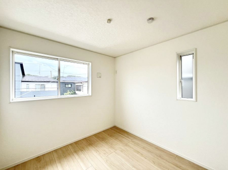 �q�������@�������Q�������`Bed Room�`�@�q�������͂��q�l�ɂƂ��đ�Ϗd�Ȗ���������܂��B�q����l�ŉ߂�����Ԃ�^���邱�ƂŁA�h���׋����Ԃ����R�Ƒ����܂����畔���̕Еt����|���Ȃǂ��������ƂɌq����܂��B
