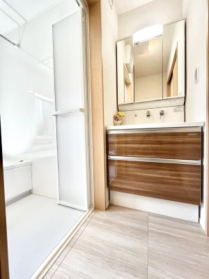 �Q���@����-Dressing Room-�@�O�ʋ��̗��͎��[�X�y�[�X�ɂȂ��Ă���̂ŁA���ϕi�⎕�u���V�ȂǏ����̎��[���ł��āA���ł����ꂢ�Ȑ��ʑ���L�[�v��  