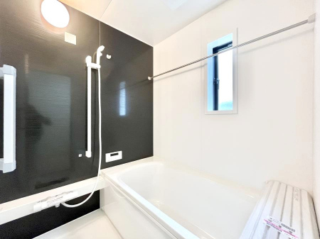 �����@�����`Bath Room�`�@�������������͋C�̗����Ŗ����Ɍ����ă��t���b�V���B���������@�\���t���Ă���̂ŗׂ̐���@�u����Ő􂢏オ�������󕨂��A�J�̓����V�C���C�ɂ������������邱�Ƃ��\�ł��B