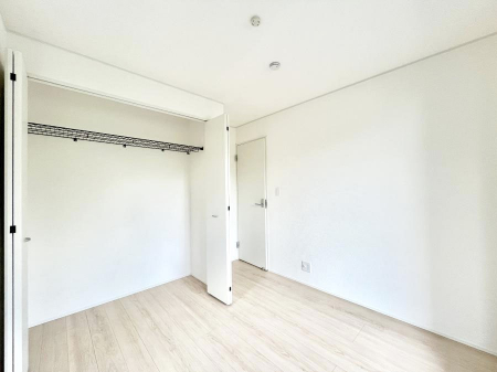 �Q���@�����`Bed Room�`  �S�����ɂ͎��[�N���[�[�b�g�������I���i�g���̂��m���⏬���͂������A�G�ߕ��̂��m���Ȃǂ���������Ɛ������ڂ����܂������܂��B  ������Ԃ��L���g�p�ł��܂��ˁB