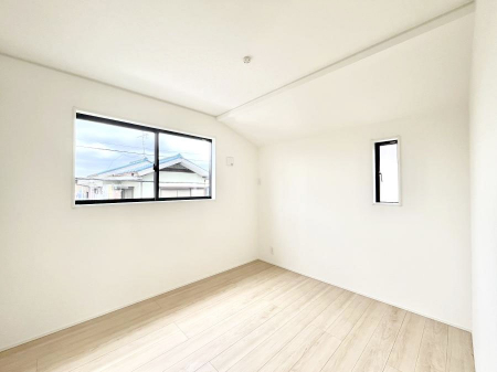 �q�������@�����`Bed Room�`�@�q�������͂��q�l�ɂƂ��đ�Ϗd�Ȗ���������܂��B�q����l�ŉ߂�����Ԃ�^���邱�ƂŁA�h���׋����Ԃ����R�Ƒ����܂����畔���̕Еt����|���Ȃǂ��������ƂɌq����܂��B