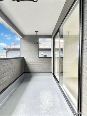 �o���R�j�[�@�����`Balcony�`�@�傫�ȋ�Ɉ͂܂ꂽ�C�����̂����ƁB�o���R�j�[��`�������ň��|�I�ȊJ�����ɕ�܂�܂��B�o���R�j�[�͗z���������݂��z�c����󕨂��C�����悭�������Ƃ��ł��܂��B