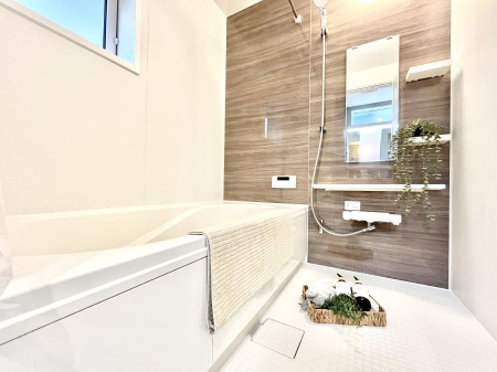 �����@�����`Bath Room�`�@�������������͋C�̗����Ŗ����Ɍ����ă��t���b�V���B���������@�\���t���Ă���̂ŗׂ̐���@�u����Ő􂢏オ�������󕨂��A�J�̓����V�C���C�ɂ������������邱�Ƃ��\�ł��B