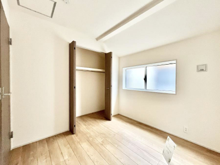 �q�������@�����`Bed Room�`�@�q�������͂��q�l�ɂƂ��đ�Ϗd�Ȗ���������܂��B�q����l�ŉ߂�����Ԃ�^���邱�ƂŁA�h���׋����Ԃ����R�Ƒ����܂����畔���̕Еt����|���Ȃǂ��������ƂɌq����܂��B