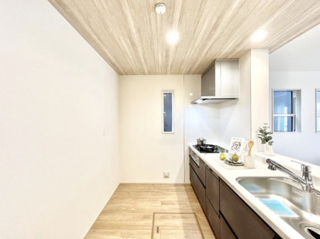 �L�b�`���@�����`Kitchen�`�@���R�������鑋�̂���L�b�`���������g���ꏊ�����炱���A�g��������l�����܂����B�������Ƃ����L�b�`���R�[�i�[�͎����L���Ȏd�オ��ƂȂ��Ă���܂��B