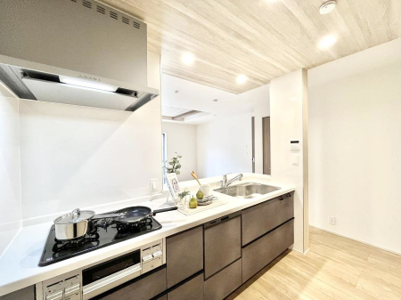 �L�b�`���@�����`Kitchen�`�@��b���e�ރ��r���O�A�������������Ȃ�L�b�`���B�Ƃ́A�������������ł͂Ȃ��A��炵��������A���K�ɂ���ꏊ�B�Ί�̖����A���炬�̓��X�̂��߂ɁA�ŐV�̐ݔ��E�d�l���̗p�B