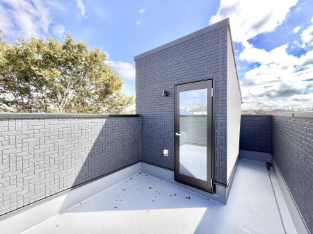 �o���R�j�[�@�����`Balcony�`�@�傫�ȋ�Ɉ͂܂ꂽ�C�����̂����ƁB�o���R�j�[��`�������ň��|�I�ȊJ�����ɕ�܂�܂��B�o���R�j�[�͗z���������݂��z�c����󕨂��C�����悭�������Ƃ��ł��܂��B