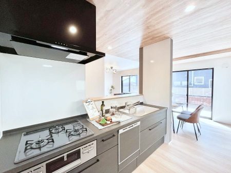 �L�b�`���@�����`Kitchen�`�@��b���e�ރ��r���O�A�������������Ȃ�L�b�`���B�Ƃ́A�������������ł͂Ȃ��A��炵��������A���K�ɂ���ꏊ�B�Ί�̖����A���炬�̓��X�̂��߂ɁA�ŐV�̐ݔ��E�d�l���̗p�B