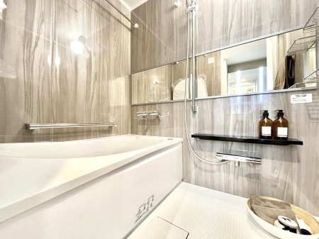�����@�����`Bath Room�`�@����L�΂��ē������邱�Ƃ��\�I����̔�������M�d�ȃo�X�^�C���ł��B���q�l�Ƃ��ꏏ�ł��\���ȍL���Ȃ̂ŁA���r���O�Ƃ͈�����Ƒ��c�R�̂ЂƎ������y���݂��������܂��B