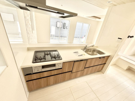 �L�b�`���@������1�������`Kitchen�`�@��b���e�ރ��r���O�A�������������Ȃ�L�b�`���B�Ƃ́A�������������ł͂Ȃ��A��炵��������A���K�ɂ���ꏊ�B�Ί�̖����A���炬�̓��X�̂��߂ɁA�ŐV�̐ݔ��E�d�l���̗p�B