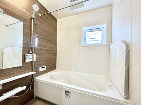 �����@������3�������`Bath Room�`�@���t���̃o�X���[���́A�̌������薾�邭�C�����̗ǂ���Ԃł��B�������邱�ƂŁA���C�����ǍD�B������芰����o�X���[���ŁA�����̃o�X�^�C�����y���݂ɂȂ肻���ł��B