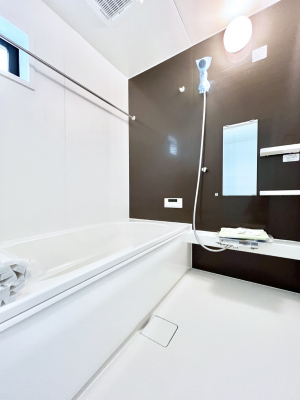 �����@�������Q�������`Bath Room�`�@����L�΂��ē������邱�Ƃ��\�I����̔�������M�d�ȃo�X�^�C���ł��B���q�l�Ƃ��ꏏ�ł��\���ȍL���Ȃ̂ŁA���r���O�Ƃ͈�����Ƒ��c�R�̂ЂƎ������y���݂��������܂��B