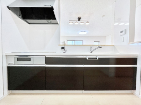 �L�b�`���@�����`Kitchen�`�@��b���e�ރ��r���O�A�������������Ȃ�L�b�`���B�Ƃ́A�������������ł͂Ȃ��A��炵��������A���K�ɂ���ꏊ�B�Ί�̖����A���炬�̓��X�̂��߂ɁA�ŐV�̐ݔ��E�d�l���̗p�B