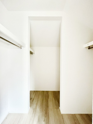 ���̑��@������1�������`Walk-in Closet�`�@��������̗m���������Ă��V���ɂȂ�ɂ����E�H�[�N�C���N���[�[�b�g�B�m���ȊO�ɂ��A���i�g��Ȃ��Ɠd��X�[�c�P�[�X�A�X�g�b�N�i�Ȃǉ��ł��Еt����������Ԃł��B