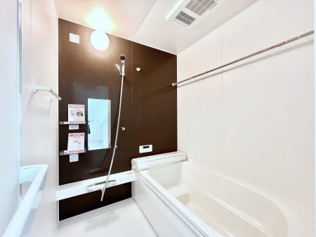 �����@�����`Bath Room�`�@�������������͋C�̗����Ŗ����Ɍ����ă��t���b�V���B���������@�\���t���Ă���̂ŗׂ̐���@�u����Ő􂢏オ�������󕨂��A�J�̓����V�C���C�ɂ������������邱�Ƃ��\�ł��B�@