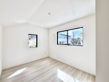 �q�������@�����`Bed Room�`�@�q�������͂��q�l�ɂƂ��đ�Ϗd�Ȗ���������܂��B�q����l�ŉ߂�����Ԃ�^���邱�ƂŁA�h���׋����Ԃ����R�Ƒ����܂����畔���̕Еt����|���Ȃǂ��������ƂɌq����܂��B