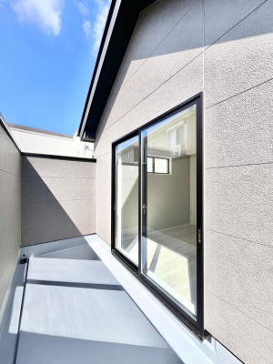 �o���R�j�[�@�����`Balcony�`�@�傫�ȋ�Ɉ͂܂ꂽ�C�����̂����ƁB�o���R�j�[��`�������ň��|�I�ȊJ�����ɕ�܂�܂��B�o���R�j�[�͗z���������݂��z�c����󕨂��C�����悭�������Ƃ��ł��܂��B