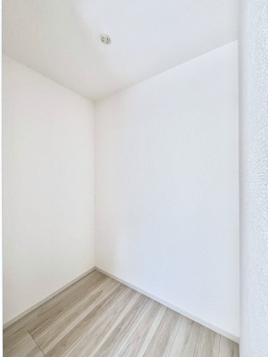 ���̑��@�����`Walk-in Closet�`�@�ߑ��P�[�X�⃉�b�N�����R�ɔz�u�ł��鉜�s���̂���E�H�[�N�C���N���[�[�b�g�B�G�߂̈ߗނ�傫�߂̉ו����܂Ƃ߂��Y��ɐ����ł��A�������̐��������X�b�L���B���܂��B