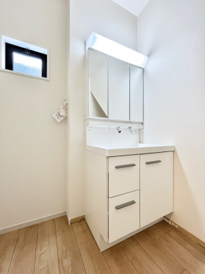 ���̑��@������2�������`Dressing Room�`�@���邭����������p�E�_�[���[���B�����g���ꏊ�����炱���A���K�ȋ�ԂƂȂ��Ă���܂��B�V�����v�[�h���b�T�[���̗p���Ă���܂��̂ŁA���V��������y�ɏo���܂��B
