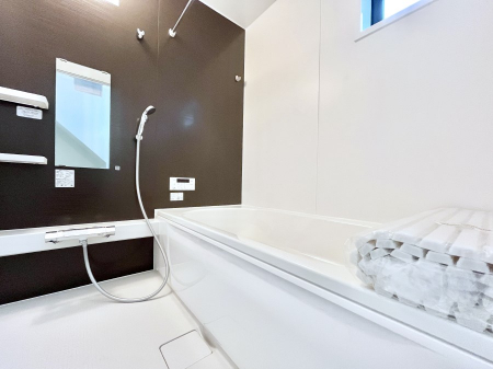 �����@������2�������`Bath Room�`�@�������������͋C�̗����Ŗ����Ɍ����ă��t���b�V���B���������@�\���t���Ă���̂ŗׂ̐���@�u����Ő􂢏オ�������󕨂��A�J�̓����V�C���C�ɂ������������邱�Ƃ��\�ł��B