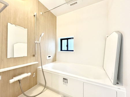 �����@������A�������`Bath Room�`�@���t���̃o�X���[���́A�̌������薾�邭�C�����̗ǂ���Ԃł��B�������邱�ƂŁA���C�����ǍD�B������芰����o�X���[���ŁA�����̃o�X�^�C�����y���݂ɂȂ肻���ł��B