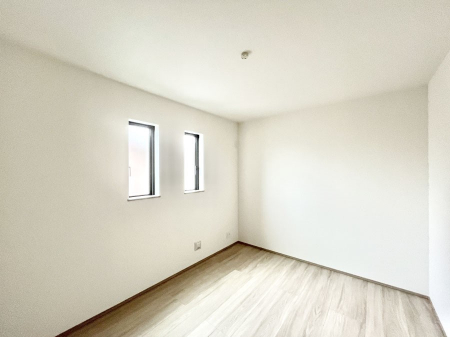 �q�������@������A�������`Bed Room�`�@�q�������͂��q�l�ɂƂ��đ�Ϗd�Ȗ���������܂��B�q����l�ŉ߂�����Ԃ�^���邱�ƂŁA�h���׋����Ԃ����R�Ƒ����܂����畔���̕Еt����|���Ȃǂ��������ƂɌq����܂��B