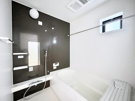 �����@�������P�������`Bath Room�`�@���t���̃o�X���[���́A�̌������薾�邭�C�����̗ǂ���Ԃł��B�������邱�ƂŁA���C�����ǍD�B������芰����o�X���[���ŁA�����̃o�X�^�C�����y���݂ɂȂ肻���ł��B