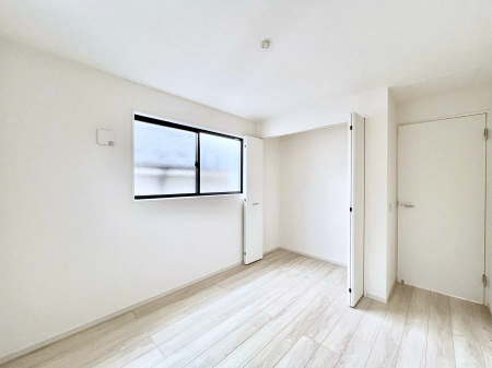 �q�������@�������P�������`Bed Room�`�@�q�������͂��q�l�ɂƂ��đ�Ϗd�Ȗ���������܂��B�q����l�ŉ߂�����Ԃ�^���邱�ƂŁA�h���׋����Ԃ����R�Ƒ����܂����畔���̕Еt����|���Ȃǂ��������ƂɌq����܂��B