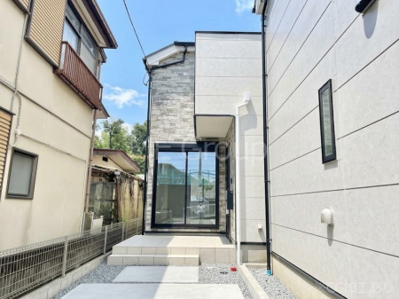 ���n�O�ώʐ^�@�O�ρ��P�������`Exterior�`�@��ˌ��Ă̑傫�ȃ����b�g�́A�����B�́u�y�n�v���u���R�Ɂv�g���鎖�ł��B�K�[�f�j���O��c�h�x�C�Ԃ�o�C�N�̎�ȂǗl�X�ȗp�r�ŗ��p�ł��܂��B