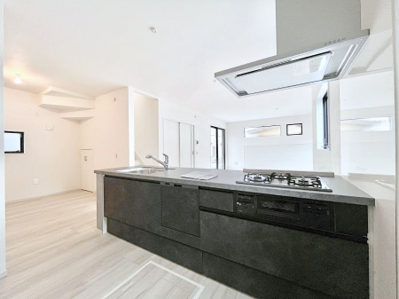 �L�b�`���@�������P�������`Kitchen�`�@��b���e�ރ��r���O�A�������������Ȃ�L�b�`���B�Ƃ́A�������������ł͂Ȃ��A��炵��������A���K�ɂ���ꏊ�B�Ί�̖����A���炬�̓��X�̂��߂ɁA�ŐV�̐ݔ��E�d�l���̗p�B