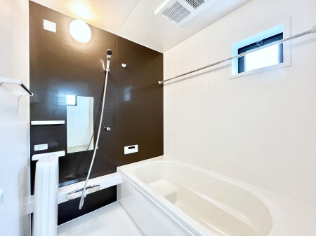 �����@�������Q�������`Bath Room�`�@���t���̃o�X���[���́A�̌������薾�邭�C�����̗ǂ���Ԃł��B�������邱�ƂŁA���C�����ǍD�B������芰����o�X���[���ŁA�����̃o�X�^�C�����y���݂ɂȂ肻���ł��B