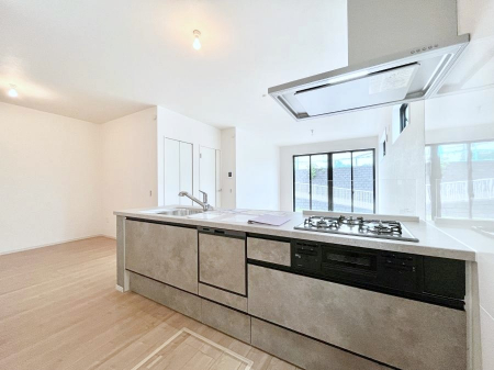 �L�b�`���@�������Q�������`Kitchen�`�@��b���e�ރ��r���O�A�������������Ȃ�L�b�`���B�Ƃ́A�������������ł͂Ȃ��A��炵��������A���K�ɂ���ꏊ�B�Ί�̖����A���炬�̓��X�̂��߂ɁA�ŐV�̐ݔ��E�d�l���̗p�B
