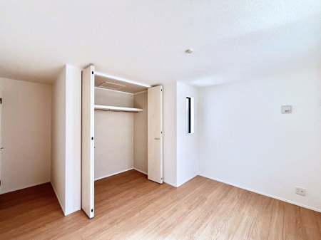 �q�������@�������P�������`Bed Room�`�@�q�������͂��q�l�ɂƂ��đ�Ϗd�Ȗ���������܂��B�q����l�ŉ߂�����Ԃ�^���邱�ƂŁA�h���׋����Ԃ����R�Ƒ����܂����畔���̕Еt����|���Ȃǂ��������ƂɌq����܂��B