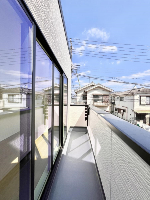 �o���R�j�[�@�������P�������`Balcony�`�@�傫�ȋ�Ɉ͂܂ꂽ�C�����̂����ƁB�o���R�j�[��`�������ň��|�I�ȊJ�����ɕ�܂�܂��B�o���R�j�[�͗z���������݂��z�c����󕨂��C�����悭�������Ƃ��ł��܂��B