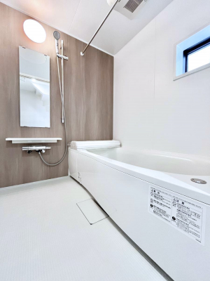 �����@�������Q�������`Bath Room�`�@���t���̃o�X���[���́A�̌������薾�邭�C�����̗ǂ���Ԃł��B�������邱�ƂŁA���C�����ǍD�B������芰����o�X���[���ŁA�����̃o�X�^�C�����y���݂ɂȂ肻���ł��B