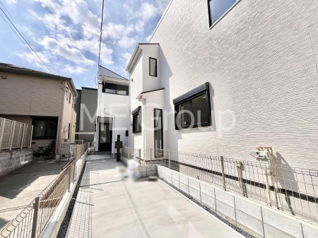 ���n�O�ώʐ^�@�O�ρ��Q�������`Exterior�`  �ՐÂȏZ��n�Ŏq��ĉƑ��Ƀs�b�^���B  �����̂��U�������K�ȗ΂Ɍb�܂ꂽ�G���A�ŁA���R�ɕ�܂ꂽ���₩�ȕ�炵���������邽�߂́A��Ƃ肠��Z���������Ă��܂��B