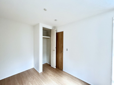 �q�������@�������Q�������`Bed Room�`�@�q�������͂��q�l�ɂƂ��đ�Ϗd�Ȗ���������܂��B�q����l�ŉ߂�����Ԃ�^���邱�ƂŁA�h���׋����Ԃ����R�Ƒ����܂����畔���̕Еt����|���Ȃǂ��������ƂɌq����܂��B