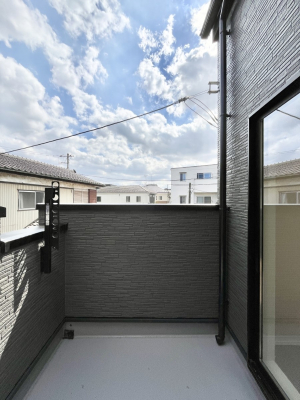 �o���R�j�[�@�������Q�������`Balcony�`�@�傫�ȋ�Ɉ͂܂ꂽ�C�����̂����ƁB�o���R�j�[��`�������ň��|�I�ȊJ�����ɕ�܂�܂��B�o���R�j�[�͗z���������݂��z�c����󕨂��C�����悭�������Ƃ��ł��܂��B