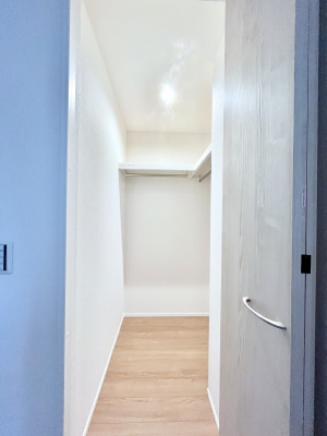 ���̑��@�������Q�������`Walk-in Closet�`�@��������̗m���������Ă��V���ɂȂ�ɂ����E�H�[�N�C���N���[�[�b�g�B�m���ȊO�ɂ��A���i�g��Ȃ��Ɠd��X�[�c�P�[�X�A�X�g�b�N�i�Ȃǉ��ł��Еt����������Ԃł��B