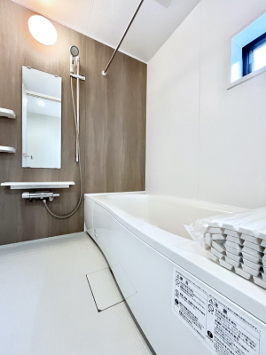 �����@�������P�������`Bath Room�`�@���t���̃o�X���[���́A�̌������薾�邭�C�����̗ǂ���Ԃł��B�������邱�ƂŁA���C�����ǍD�B������芰����o�X���[���ŁA�����̃o�X�^�C�����y���݂ɂȂ肻���ł��B