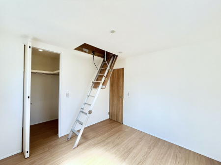 �q�������@�������P�������`Bed Room�`�@�q�������͂��q�l�ɂƂ��đ�Ϗd�Ȗ���������܂��B�q����l�ŉ߂�����Ԃ�^���邱�ƂŁA�h���׋����Ԃ����R�Ƒ����܂����畔���̕Еt����|���Ȃǂ��������ƂɌq����܂��B