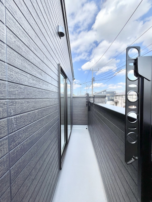�o���R�j�[�@�������P�������`Balcony�`�@�傫�ȋ�Ɉ͂܂ꂽ�C�����̂����ƁB�o���R�j�[��`�������ň��|�I�ȊJ�����ɕ�܂�܂��B�o���R�j�[�͗z���������݂��z�c����󕨂��C�����悭�������Ƃ��ł��܂��B